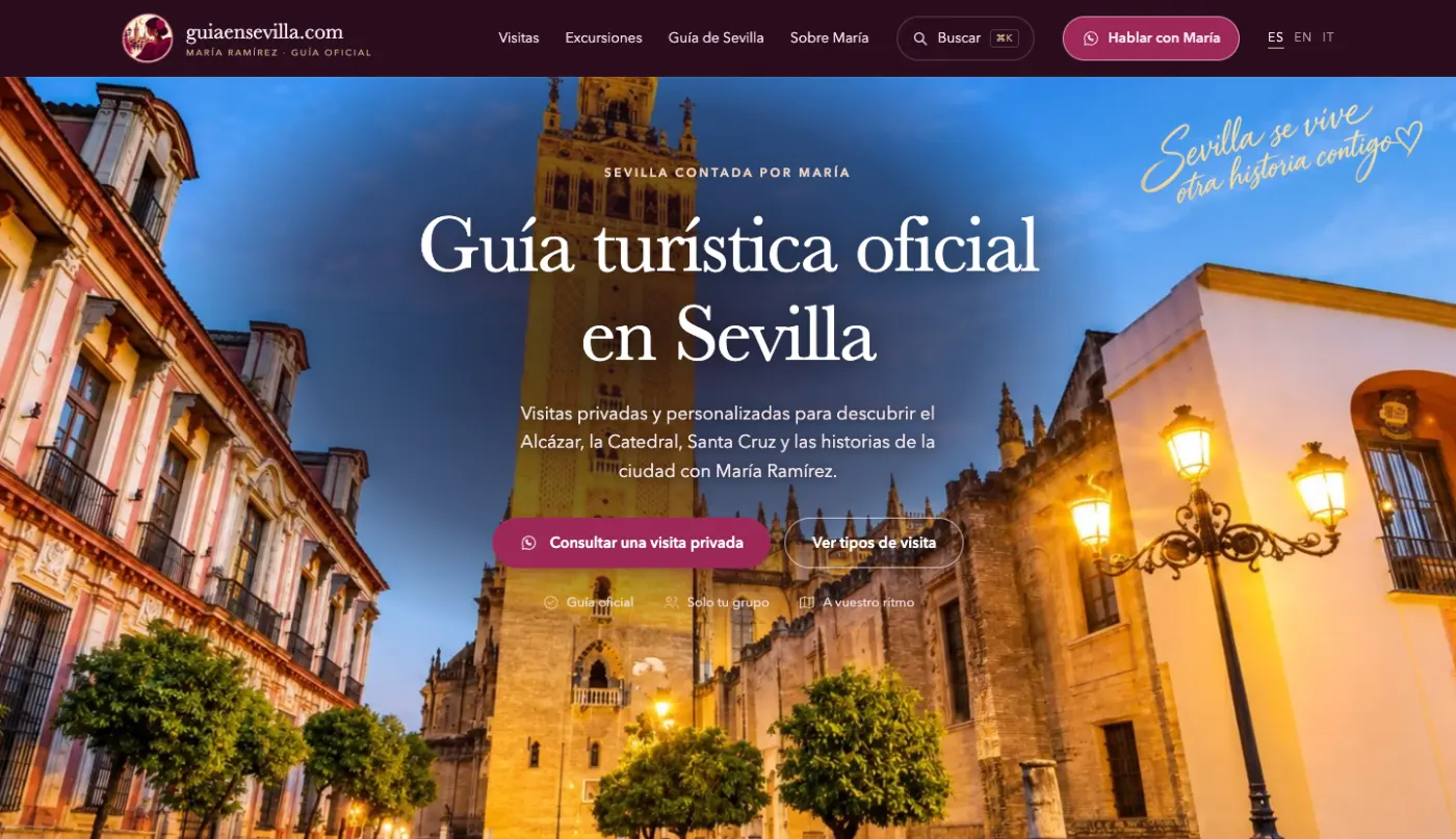 Portada de guiaensevilla.com: «Guía turística oficial en Sevilla» sobre la Giralda de noche.