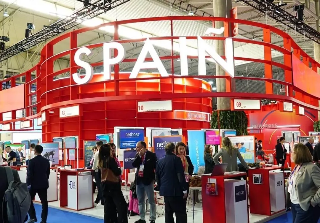 Pabellón de España en MWC Barcelona 2024 lleno de visitantes.